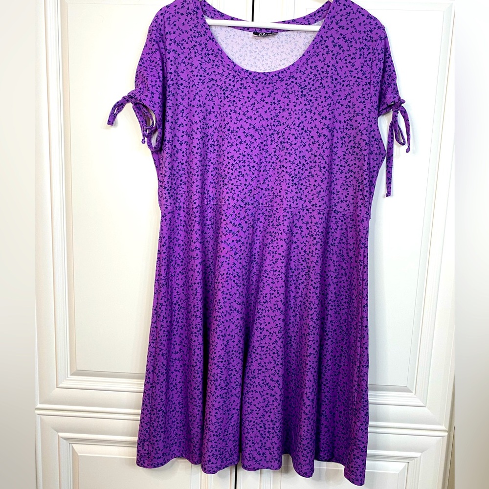 EUC Size XL Purple/Navy Small Floral Print  Short Sleeve Plus Size Dress Knit